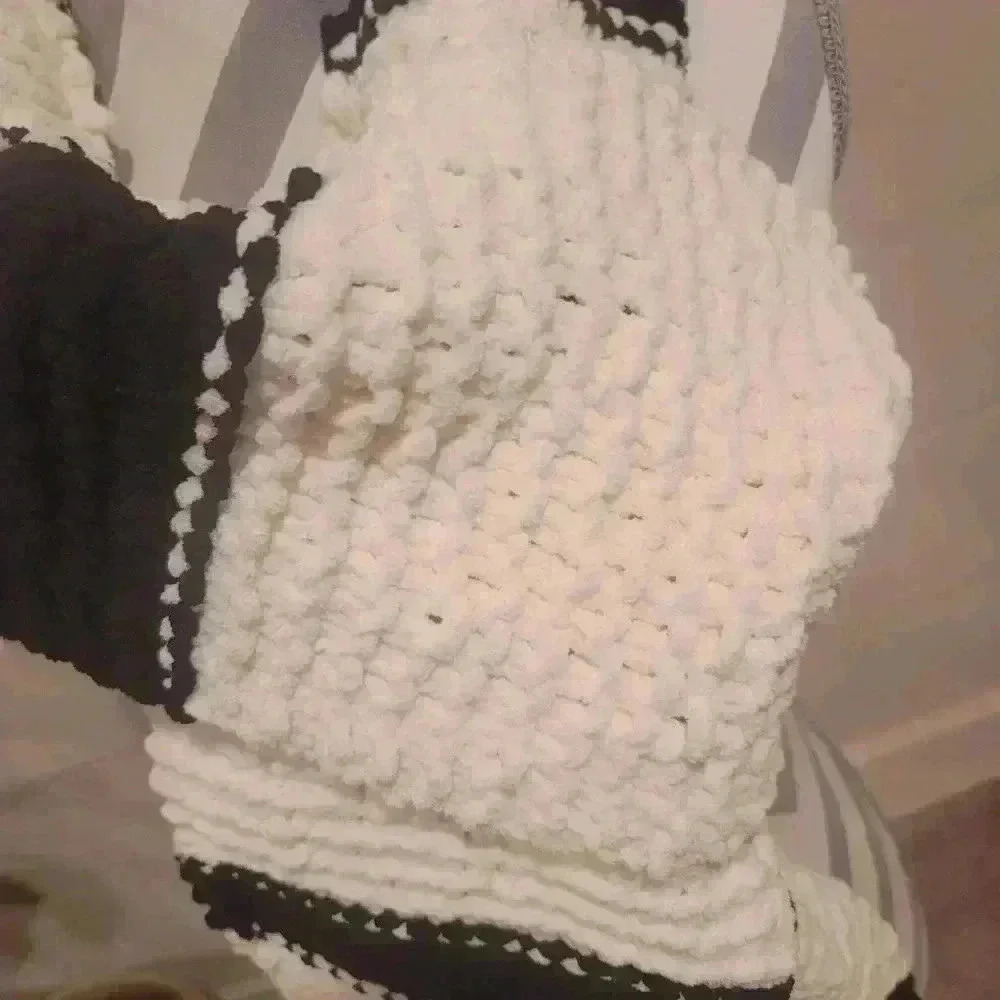 Handmade Chunky Yarn Knit Scarf Oversize Womens BLK/WHT Warm Cozy Fall Winter. - Picture 5 of 6